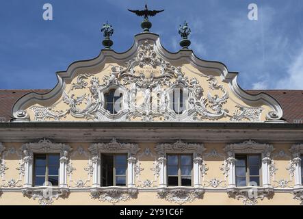 Haus zum Falken, facciata e timpano in stile rococò, dettaglio, Oberer Markt, Wuerzburg, bassa Franconia, Baviera, Germania, Europa Foto Stock