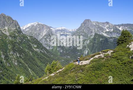 Alpinista sul sentiero escursionistico per Aiguillette des Posettes, panorama montano con la vetta del Mont Bues e Pointe de la Terasse, Alpi Chablais, Chamonix, ha Foto Stock