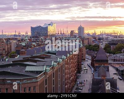 Vista aerea del quartiere dei magazzini di Amburgo con la sala concerti della Filarmonica dell'Elba e le gru del porto al tramonto, Amburgo, Germania, Europa Foto Stock