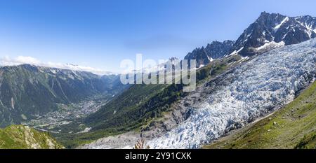 Panorama, paesaggio montano con ghiacciaio dei Bossons e cima dell'Aiguille du Midi, vista sulla valle con il villaggio di Chamonix, C Foto Stock