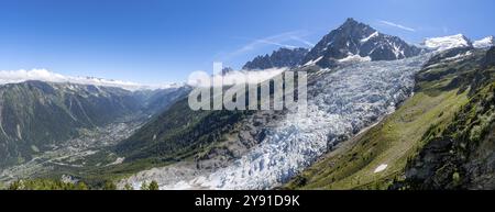 Panorama, paesaggio montano con ghiacciaio dei Bossons e cima dell'Aiguille du Midi, vista sulla valle con il villaggio di Chamonix, C Foto Stock
