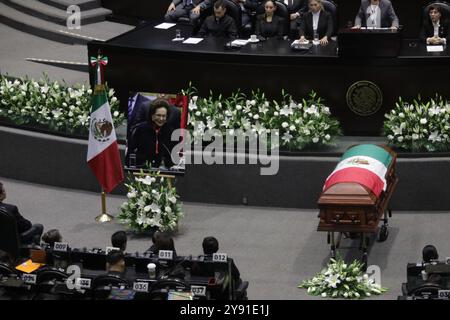 Città del Messico, Messico. 7 ottobre 2024. La bara con i cadaveri di Ifigenia Martínez è vista durante il tributo funebre postumo in onore di Ifigenia Martínez, 99, nella camera dei deputati. Ifigenia Martínez è stata una politica messicana, economista, professore e diplomatico, membro del partito Morena. Il 7 ottobre 2024 a città del Messico, Messico. (Foto di Ian Robles/ credito: Eyepix Group/Alamy Live News Foto Stock