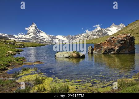 Paesaggio montano con cime innevate, cielo limpido e lago calmo, Cervino, Stellisee, Zermatt, Vallese, Svizzera, Europa Foto Stock