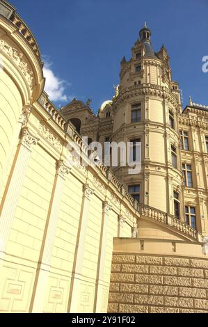 Per secoli, il castello di Schwerin fu la residenza dei duchi e dei granduchi del Meclemburgo ed è oggi la sede del parlamento statale del Meclemburgo Foto Stock