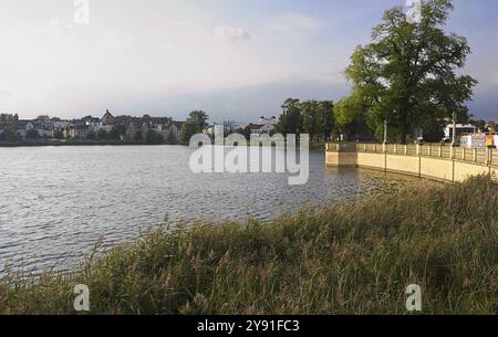 Per secoli, il castello di Schwerin fu la residenza dei duchi e dei granduchi del Meclemburgo ed è oggi la sede del parlamento statale del Meclemburgo Foto Stock