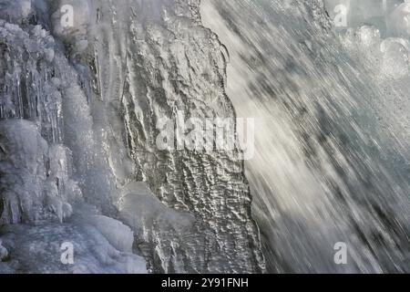 Cascata ghiacciata con strutture di ghiaccio complesse e acqua corrente, catturata in uno scenario invernale e freddo, cascata Todtnau, Foresta Nera, Baden-Wuerttem Foto Stock