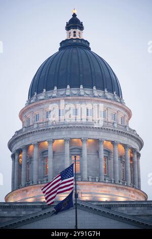 Gli Stati Uniti Utah e bandiere volare nella parte anteriore dello Stato nel capitale sociale di Salt Lake City Foto Stock