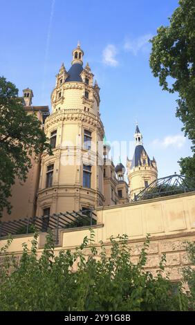 Per secoli, il castello di Schwerin fu la residenza dei duchi e dei granduchi del Meclemburgo ed è oggi la sede del parlamento statale del Meclemburgo Foto Stock