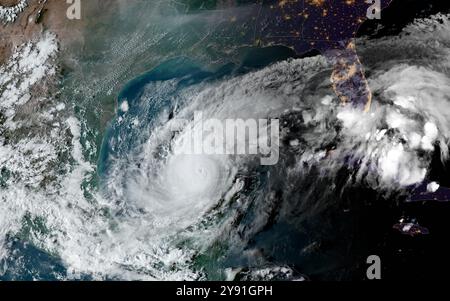 7 ottobre 2024, Golfo del Messico, Stati Uniti: Il National Hurricane Center afferma che l'uragano Milton è ora una categoria 5, il punteggio più alto per una tempesta, con venti massimi sostenuti di 180 mph. Milton potrebbe sbarcare mercoledì nella regione della baia di Tampa, che non ha subito un impatto diretto da un uragano importante da più di un secolo. Gli scienziati si aspettano che il sistema si indebolisca leggermente prima dell'atterraggio, anche se potrebbe mantenere la forza dell'uragano mentre sfreccia attraverso la Florida centrale. (Credit Image: © NOAA/ZUMA Press Wire) SOLO PER USO EDITORIALE! Non per USO commerciale! Foto Stock