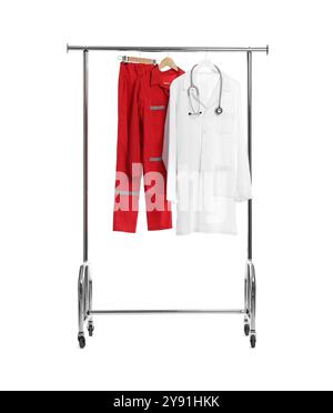 Uniforme paramedica e cappotto medico con stetoscopio su appendiabiti su sfondo bianco Foto Stock