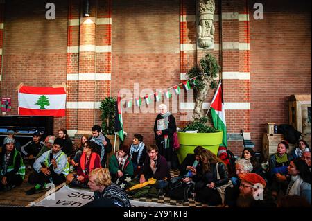 Nijmegen, Paesi Bassi. 7 ottobre 2024. I manifestanti sono visti ascoltare i discorsi a sostegno della Palestina durante la manifestazione. Nel giorno che segna un anno di attacchi di Hamas, e il bombardamento ininterrotto di Gaza da parte del governo israeliano, centinaia di persone si sono riunite nella sala principale della stazione ferroviaria centrale di Nijmegen per continuare a chiedere un cessate il fuoco a Gaza. Credito: SOPA Images Limited/Alamy Live News Foto Stock