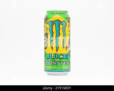 Bevanda Monster Energy Juice Rio Punch. Il design delle lattine si ispira alla bandiera brasiliana e ai simboli di Rio de Janeiro. Il sapore è fruttato. Foto Stock