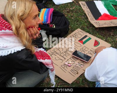 Lima, Perù. 7 ottobre 2024. "Anni di repressione e sofferenza” si legge su un cartone quando decine di manifestanti sono scesi in piazza a Lima in solidarietà con la Palestina e il Libano per celebrare il primo anniversario della guerra tra Israele e Hamas, iniziata il 7 ottobre 2023, quando Hamas ha ucciso e rapito israeliani al festival musicale Nova. Credito: Fotoholica Press Agency/Alamy Live News Foto Stock