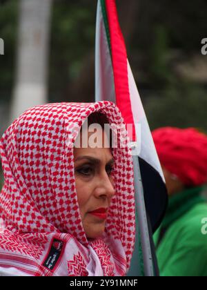 Lima, Perù. 7 ottobre 2024. Donne in hijab che trasportano bandiere palestinesi quando decine di manifestanti sono scese in piazza a Lima in solidarietà con la Palestina e il Libano per celebrare il primo anniversario della guerra tra Israele e Hamas, iniziata il 7 ottobre 2023, quando Hamas uccise e rapì israeliani al festival musicale Nova. Credito: Fotoholica Press Agency/Alamy Live News Foto Stock