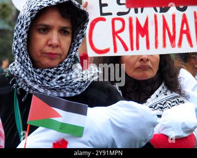 Lima, Perù. 7 ottobre 2024. Donna che indossa un hijab che trasporta una bambola che simula un bambino morto quando decine di manifestanti sono scesi in piazza a Lima in solidarietà con la Palestina e il Libano per celebrare il primo anniversario della guerra tra Israele e Hamas, iniziata il 7 ottobre 2023, quando Hamas ha ucciso e rapito israeliani al festival musicale Nova. Credito: Fotoholica Press Agency/Alamy Live News Foto Stock