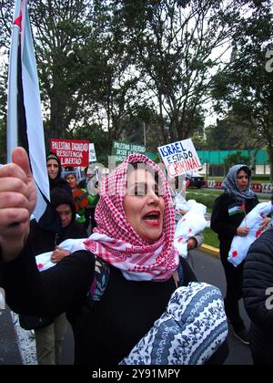 Lima, Perù. 7 ottobre 2024. Donna che indossa un hijab che trasporta una bambola che simula un bambino morto quando decine di manifestanti sono scesi in piazza a Lima in solidarietà con la Palestina e il Libano per celebrare il primo anniversario della guerra tra Israele e Hamas, iniziata il 7 ottobre 2023, quando Hamas ha ucciso e rapito israeliani al festival musicale Nova. Credito: Fotoholica Press Agency/Alamy Live News Foto Stock