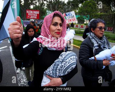 Lima, Perù. 7 ottobre 2024. Donna che indossa un hijab che trasporta una bambola che simula un bambino morto quando decine di manifestanti sono scesi in piazza a Lima in solidarietà con la Palestina e il Libano per celebrare il primo anniversario della guerra tra Israele e Hamas, iniziata il 7 ottobre 2023, quando Hamas ha ucciso e rapito israeliani al festival musicale Nova. Credito: Fotoholica Press Agency/Alamy Live News Foto Stock