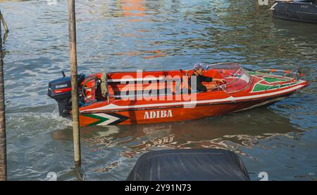 Balikpapan, Indonesia - 26 giugno 2024. Sta guidando il suo motoscafo verso la baia di Balikpapan vicino a Pelabuhan Klotok. Foto Stock