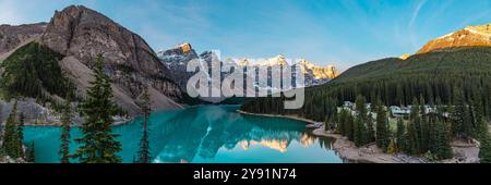 Incredibili scene di alba al lago Moraine e al parco nazionale di Banff durante l'autunno e l'autunno, con una splendida e popolare località turistica nelle Montagne Rocciose canadesi. Foto Stock