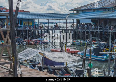 Balikpapan, Indonesia - 26 giugno 2024. Molti passeggeri sono in attesa di partire in questo piccolo porto chiamato Pelabuhan Klotok, Foto Stock