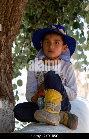 Mineral de Pozos, Guanajuato, Messico; 03 18 2024; Un ragazzino messicano seduto per strada. Foto Stock