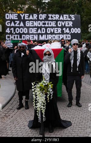 Londra, Regno Unito. Ottobre 2024. Una processione funebre guidata da portatori di bara e da un lutto che portava fiori si è tenuta a Westminster per onorare i 41.000 palestinesi uccisi nell'ultimo anno dopo lo scoppio della guerra tra Israele e Hamas l'8 ottobre 2023, e più recentemente le morti in Libano per esplosioni di cervi e attacchi aerei. Le donne e i bambini costituiscono la maggior parte delle vittime, circa il 70% delle vittime. Credito: Fotografia dell'undicesima ora/Alamy Live News Foto Stock