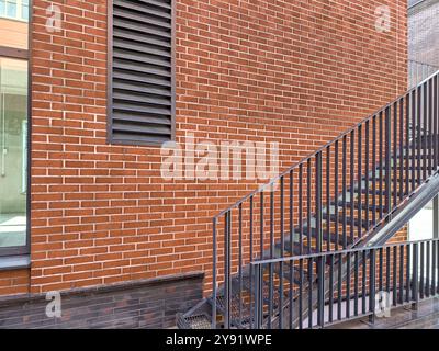 angolo di condominio con scale metalliche. vecchio edificio dopo la ristrutturazione. Foto Stock