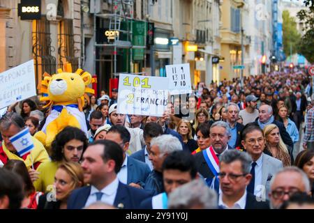 Marsiglia, Francia. 7 ottobre 2024. I partecipanti si riuniscono per celebrare il primo anniversario dell'attacco di Hamas. Circa 2.500 persone della comunità ebraica di Marsiglia si sono riunite fuori dal Palais de Justice della città per rendere omaggio alle vittime degli attacchi terroristici di Hamas in Israele il 7 ottobre 2023. Credito: SOPA Images Limited/Alamy Live News Foto Stock