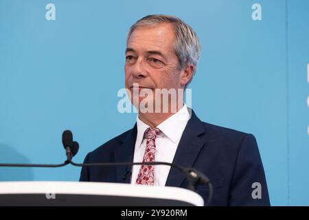 Londra, Regno Unito. 7 ottobre 2024. Nigel Farage, leader del Reform UK, parla a una conferenza stampa sulla legge e l'ordine alla Church House di Londra. Credito: SOPA Images Limited/Alamy Live News Foto Stock