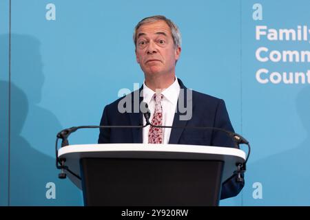 Londra, Regno Unito. 7 ottobre 2024. Nigel Farage, leader del Reform UK, parla a una conferenza stampa sulla legge e l'ordine alla Church House di Londra. Credito: SOPA Images Limited/Alamy Live News Foto Stock