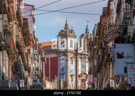 Porto, Portogallo 29 gennaio 2011. Chiesa di Sant'Ildefonso in una strada di Porto piena di cartelli aziendali. Niente persone Foto Stock