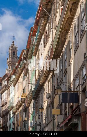 Porto, Portogallo 29 gennaio 2011. Un Ally a Porto con vecchi edifici colorati e balconi arrugginiti e la Chiesa e la Torre dei Clerighi sullo sfondo Foto Stock