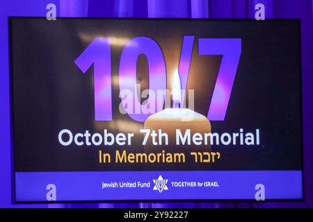 Skokie, Stati Uniti. 7 ottobre 2024. La comunità ebraica di Chicago si riunisce per piangere e stare insieme a sostegno di Israele durante un evento commemorativo del 7 ottobre a Skokie, Illinois USA, il 7 ottobre 2024. Sponsorizzato dal Jewish United Fund (JUF) e da altri co-sponsor, è stato fornito uno spazio per la comunità ebraica per piangere, riunirsi e stare insieme a sostegno di Israele nel 1 ° anniversario dell'attacco del 7 ottobre al Nova Music Festival. (Foto di: Alexandra Buxbaum/Sipa USA) credito: SIPA USA/Alamy Live News Foto Stock