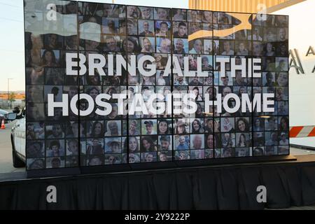 Skokie, Stati Uniti. 7 ottobre 2024. La comunità ebraica di Chicago si riunisce per piangere e stare insieme a sostegno di Israele durante un evento commemorativo del 7 ottobre a Skokie, Illinois USA, il 7 ottobre 2024. Sponsorizzato dal Jewish United Fund (JUF) e da altri co-sponsor, è stato fornito uno spazio per la comunità ebraica per piangere, riunirsi e stare insieme a sostegno di Israele nel 1 ° anniversario dell'attacco del 7 ottobre al Nova Music Festival. (Foto di: Alexandra Buxbaum/Sipa USA) credito: SIPA USA/Alamy Live News Foto Stock