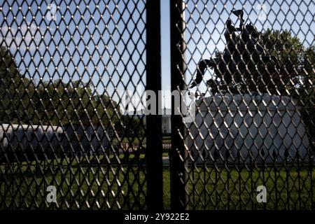 Washington DC, Stati Uniti. 7 ottobre 2024. Un'enorme recinzione è stata osservata intorno al complesso della Casa Bianca e ad alcune aree di Lafayette Square il 7 ottobre 2024. Quest'anno il 7 ottobre è il primo anniversario da quando Hamas ha ucciso più di 1.200 uomini, donne e bambini, tra cui 46 americani e cittadini di oltre 30 paesi. Questo massacro di ebrei fu il più grande dai tempi dell'Olocausto, che scatenò il conflitto in corso a Gaza. Crediti: Aashish Kiphayet/Alamy Live News Foto Stock