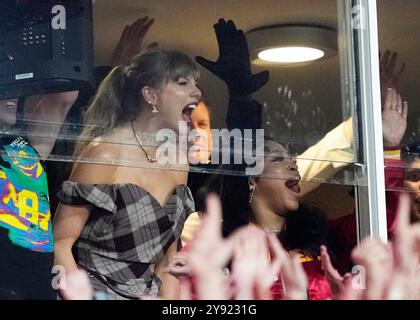 Kansas City, Stati Uniti. 7 ottobre 2024. Taylor Swift fa il tifo per i Chiefs durante il Monday Night Football all'Arrowhead Stadium di Kansas City, Missouri, domenica 7 ottobre 2024. Foto di Jon Robichaud/UPI credito: UPI/Alamy Live News Foto Stock