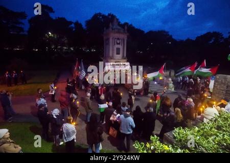 Fermatevi a bombardare Gaza e Libano notte Veglia Bournemouth Cenotaph 7 ottobre 2024. Una veglia notturna si tenne nei Bournemouth Gardens vicino al cenotafio. Con molte raccolte, furono lette poesie, parole pronunciate che chiedevano la fine dello spargimento di sangue, la pace e la fine dell'occupazione della Palestina. E' stata espressa una solidarietà incrollabile con gli oppressi. Palestina, dove le generazioni hanno affrontato un'occupazione implacabile e l'ethn!c pulisce!ng. Una marcia silenziosa attraverso Bournemouth seguì la veglia. Foto Stock