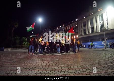 Fermatevi a bombardare Gaza e Libano notte Veglia Bournemouth Cenotaph 7 ottobre 2024. Una veglia notturna si tenne nei Bournemouth Gardens vicino al cenotafio. Con molte raccolte, furono lette poesie, parole pronunciate che chiedevano la fine dello spargimento di sangue, la pace e la fine dell'occupazione della Palestina. E' stata espressa una solidarietà incrollabile con gli oppressi. Palestina, dove le generazioni hanno affrontato un'occupazione implacabile e l'ethn!c pulisce!ng. Una marcia silenziosa attraverso Bournemouth seguì la veglia. Foto Stock