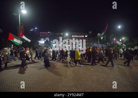 Fermatevi a bombardare Gaza e Libano notte Veglia Bournemouth Cenotaph 7 ottobre 2024. Una veglia notturna si tenne nei Bournemouth Gardens vicino al cenotafio. Con molte raccolte, furono lette poesie, parole pronunciate che chiedevano la fine dello spargimento di sangue, la pace e la fine dell'occupazione della Palestina. E' stata espressa una solidarietà incrollabile con gli oppressi. Palestina, dove le generazioni hanno affrontato un'occupazione implacabile e l'ethn!c pulisce!ng. Una marcia silenziosa attraverso Bournemouth seguì la veglia. Foto Stock