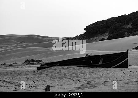 Abbandonata la pesca in barca nelle dune di Bolonia Spagna Foto Stock