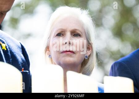 New York, Stati Uniti. 7 ottobre 2024. Il senatore degli Stati Uniti Kirsten Gillibrand (D-NY) in una commemorazione organizzata dalla commemorazione ebraica di New York un anno dopo l'attacco di Hamas in Israele del 7 ottobre 2023, a Central Park a New York. Credito: SOPA Images Limited/Alamy Live News Foto Stock