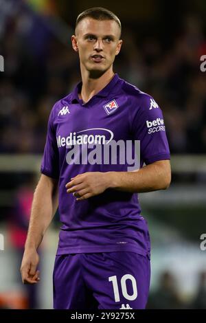 Albert Gudmundsson dell'ACF Fiorentina guarda durante la partita di serie A tra l'ACF Fiorentina e l'AC Milan allo stadio Artemio Franchi di Firenze (Italia), 6 ottobre 2024. Foto Stock