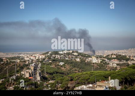 Beirut, Libano. 4 ottobre 2024. Il fumo sorge dai sobborghi meridionali di Beirut, noti come Dahiyeh, dopo una notte di attacchi aerei israeliani. L'assalto di Israele al Libano è stato descritto come una delle più intense campagne aeree della guerra contemporanea. (Credit Image: © Sally Hayden/SOPA Images via ZUMA Press Wire) SOLO PER USO EDITORIALE! Non per USO commerciale! Foto Stock