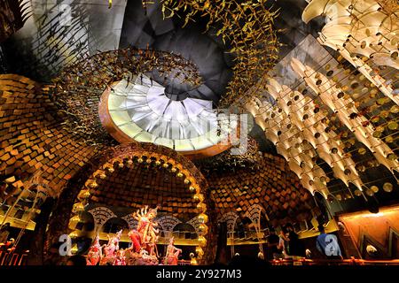 Kolkata, India. 6 ottobre 2024. Il pandal (luogo temporaneo per il culto) è decorato con concetti di celebrazione creativa durante il festival. Durga Puja, noto anche come Durgotsava o Sharodotsav, è un festival annuale che si svolge nel subcontinente indiano e che rende omaggio alla dea indù Durga, ed è anche celebrato a causa della vittoria di Durga su Mahishasura. Credito: SOPA Images Limited/Alamy Live News Foto Stock