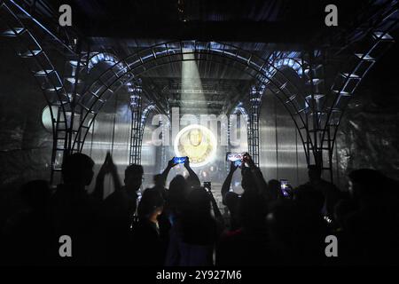 Kolkata, India. 6 ottobre 2024. Un idolo Durga è visto in un luogo di culto temporaneo chiamato Pandal durante il Durga puja festival. Durga Puja, noto anche come Durgotsava o Sharodotsav, è un festival annuale che si svolge nel subcontinente indiano e che rende omaggio alla dea indù Durga, ed è anche celebrato a causa della vittoria di Durga su Mahishasura. Credito: SOPA Images Limited/Alamy Live News Foto Stock