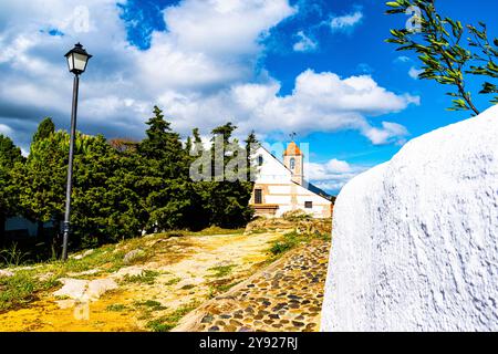 Lampione chiesa e muro bianco percorso in Benalmadena Costa Spagna Foto Stock