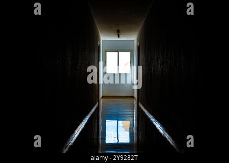 Riflesso colorato di una finestra in controluce, il corridoio scuro Foto Stock