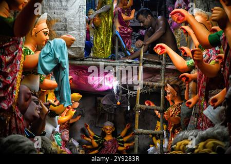 Kolkata, India. 1 ottobre 2024. Un artigiano ha visto preparare il tocco finale per gli idoli della dea indù Durga a Kumartuli. Durga Puja, noto anche come Durgotsava o Sharodotsav, è un festival annuale che si svolge nel subcontinente indiano e che rende omaggio alla dea indù Durga, ed è anche celebrato a causa della vittoria di Durga su Mahishasura. (Immagine di credito: © Avishek Das/SOPA Images via ZUMA Press Wire) SOLO PER USO EDITORIALE! Non per USO commerciale! Foto Stock