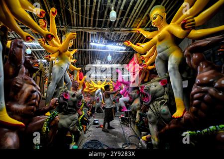 Kolkata, India. 1 ottobre 2024. Un artista ha visto dare un tocco finale a un idolo del Dio indù devi Durga nel suo Studio prima del Durga puja, il più grande festival indù. Durga Puja, noto anche come Durgotsava o Sharodotsav, è un festival annuale che si svolge nel subcontinente indiano e che rende omaggio alla dea indù Durga, ed è anche celebrato a causa della vittoria di Durga su Mahishasura. (Immagine di credito: © Avishek Das/SOPA Images via ZUMA Press Wire) SOLO PER USO EDITORIALE! Non per USO commerciale! Foto Stock