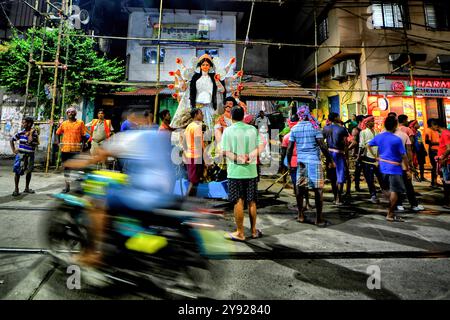 Kolkata, India. 1 ottobre 2024. I facchini hanno visto portare l'idolo del Dio indù devi Durga in un tempio davanti al Durga puja, il più grande festival indù. Durga Puja, noto anche come Durgotsava o Sharodotsav, è un festival annuale che si svolge nel subcontinente indiano e che rende omaggio alla dea indù Durga, ed è anche celebrato a causa della vittoria di Durga su Mahishasura. (Immagine di credito: © Avishek Das/SOPA Images via ZUMA Press Wire) SOLO PER USO EDITORIALE! Non per USO commerciale! Foto Stock